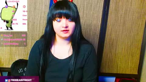 Snapshot of trixiedoescamcam chatting on 10.28.25 trixiedoescamcam online show from 10.28.25