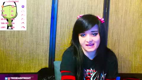 Snapshot of trixiedoescamcam chatting on 11.24.25 trixiedoescamcam online show from 11.24.25