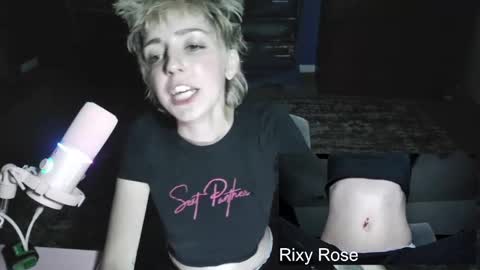 Snapshot of trixyrose chatting on 10.15.25 RixyRose online show from 10.15.25