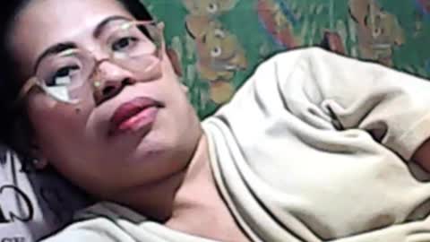 Snapshot of truefilipinabeauty chatting on 10.11.25 emily online show from 10.11.25