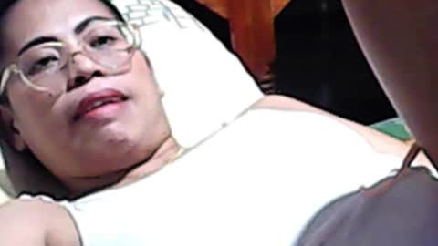 Snapshot of truefilipinabeauty chatting on 10.28.25 emily online show from 10.28.25