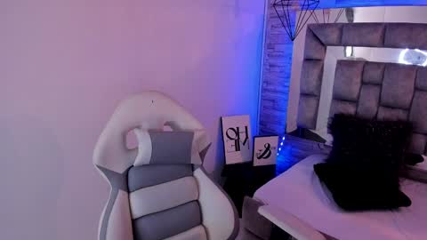 Snapshot of truelove_art chatting on 12.17.24 online show from 12.17.24