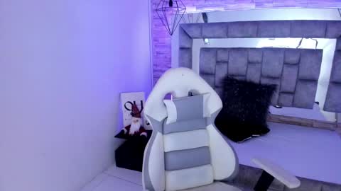 Snapshot of truelove_art chatting on 12.28.24 online show from 12.28.24