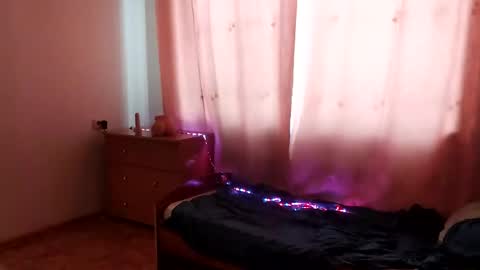 Snapshot of trypophob1a chatting on 02.01.25 Emilum online show from 02.01.25