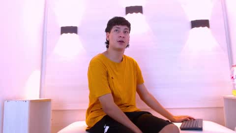 Snapshot of twink_bunny chatting on 12.19.25 samu online show from 12.19.25