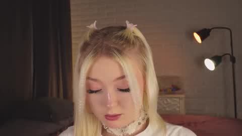 Snapshot of twinklefluff chatting on 10.19.25 twinklefluff online show from 10.19.25