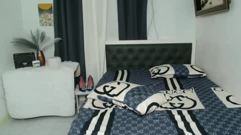 tyrahwang online show from 01.04.25