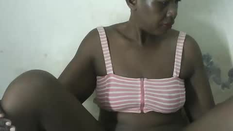 Snapshot of ugandan_quin chatting on 01.06.25 ugandan_quin online show from 01.06.25