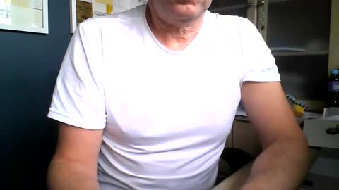 Snapshot of ukshowall chatting on 10.04.25 mark online show from 10.04.25