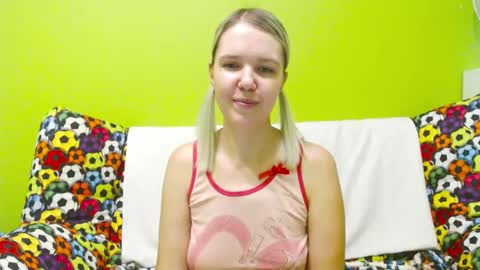 Snapshot of ultra_meow chatting on 12.01.24 Roxy online show from 12.01.24