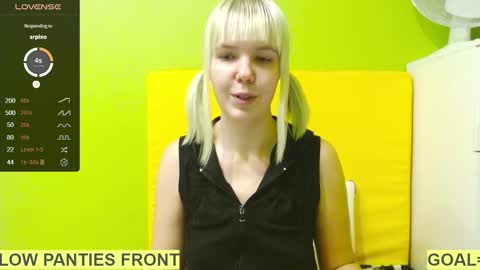 Snapshot of ultra_meow chatting on 12.19.25 Roxy online show from 12.19.25