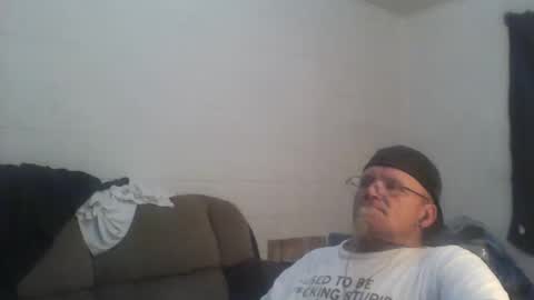 Snapshot of unclemuff chatting on 12.23.25 unclemuff online show from 12.23.25