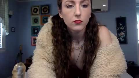 Lola Moonstone online show from 12.04.25