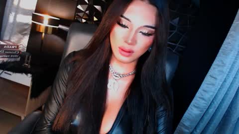 Snapshot of urgoddess_bella chatting on 10.05.25 My bella 3 online show from 10.05.25