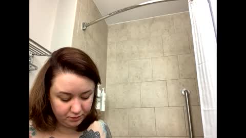 Snapshot of usefulhole chatting on 09.27.25 usefulhole online show from 09.27.25