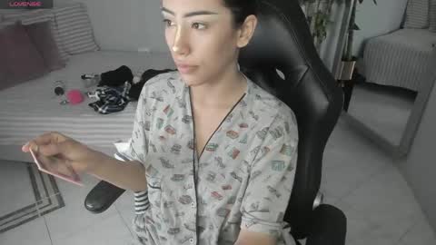 Snapshot of vaiolethsan chatting on 04.21.26 Vaioleth online show from 04.21.26