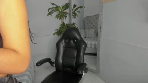 Snapshot of vaiolethsan chatting on 04.24.26 Vaioleth online show from 04.24.26