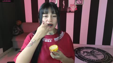 Snapshot of val_bardot1 chatting on 12.18.24 first of all... who are u online show from 12.18.24