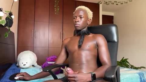 Snapshot of valent1nn chatting on 02.11.25 Valentin independent Cam Boy online show from 02.11.25