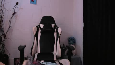 Snapshot of valent_27 chatting on 12.30.24 Valentina online show from 12.30.24