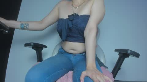 Snapshot of valentina_js_ chatting on 05.25.26 valentina_js_ online show from 05.25.26