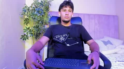 Snapshot of valentino_russo chatting on 03.01.26 VALENTINO online show from 03.01.26