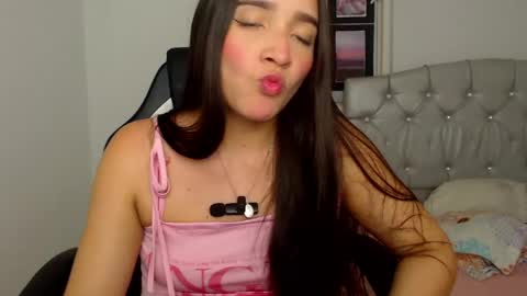Snapshot of valery_alejo chatting on 04.21.26 valeria online show from 04.21.26