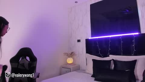 Snapshot of valery_wang chatting on 09.11.25 Val online show from 09.11.25