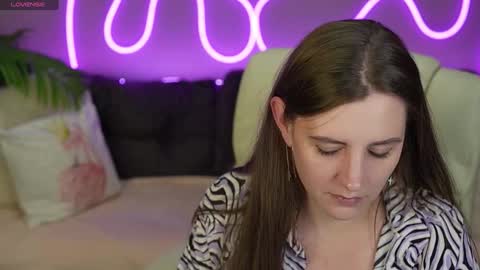 Snapshot of valerymurr chatting on 10.14.25 V A L E R Y  M U R online show from 10.14.25