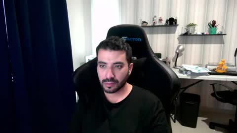 Snapshot of vallartamexi chatting on 10.31.25 Roberto Carlos online show from 10.31.25