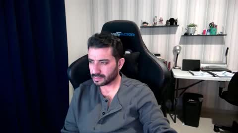 Snapshot of vallartamexi chatting on 11.08.25 Roberto Carlos online show from 11.08.25