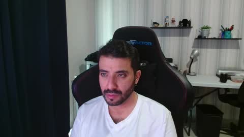 Snapshot of vallartamexi chatting on 11.22.25 Roberto Carlos online show from 11.22.25