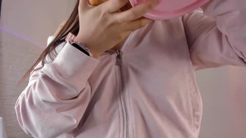 Vallolet Peach  online show from 01.08.25