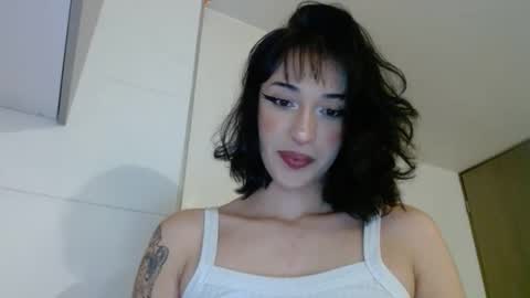 Snapshot of vanesaafoxx chatting on 10.29.25 Vans online show from 10.29.25