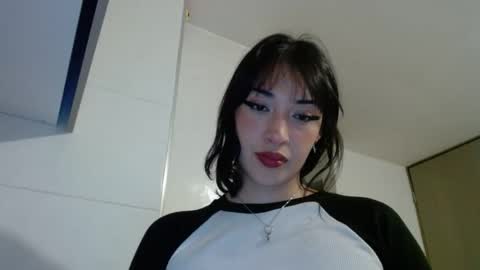 Snapshot of vanesaafoxx chatting on 12.22.25 Vans online show from 12.22.25