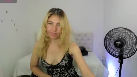 Snapshot of vanessa_21__ chatting on 09.28.25 vanessa_21__ online show from 09.28.25