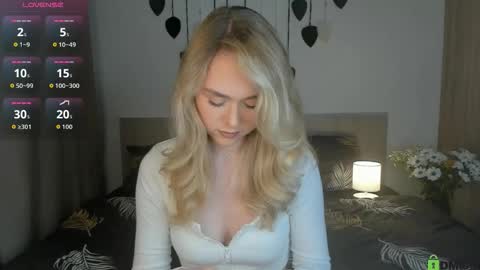 Snapshot of vanessa_maes chatting on 10.20.25 Vanessa Maes online show from 10.20.25