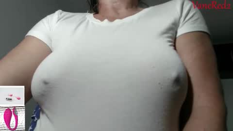 Snapshot of vanessared2 chatting on 04.19.26 Vanesared2 online show from 04.19.26