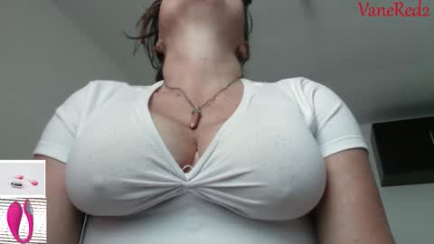 Snapshot of vanessared2 chatting on 04.29.26 Vanesared2 online show from 04.29.26