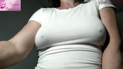 Snapshot of vanessared2 chatting on 05.16.26 Vanesared2 online show from 05.16.26