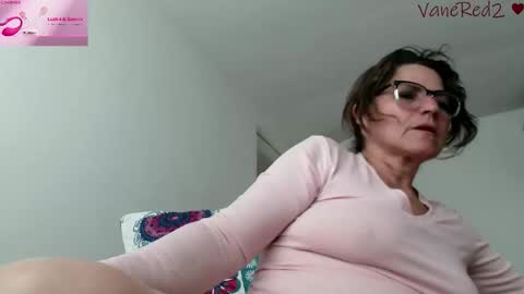 Snapshot of vanessared2 chatting on 05.29.26 Vanesared2 online show from 05.29.26