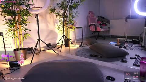 Vanessa Simon online show from 01.23.25