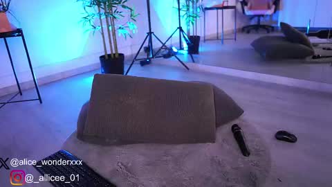 Vanessa Simon online show from 03.08.25