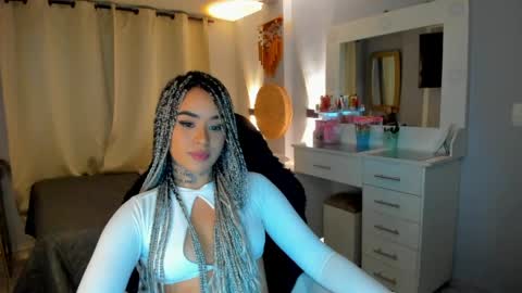 Snapshot of vayolett_bass chatting on 04.29.26 Vayolett Bass online show from 04.29.26