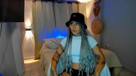 Snapshot of vayolett_bass chatting on 05.03.26 Vayolett Bass online show from 05.03.26