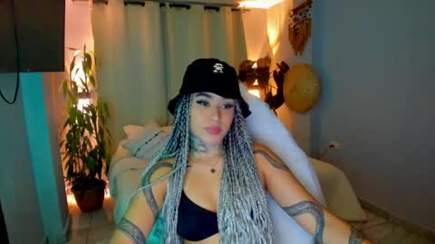 Snapshot of vayolett_bass chatting on 05.04.26 Vayolett Bass online show from 05.04.26