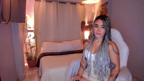 Snapshot of vayolett_bass chatting on 05.18.26 Vayolett Bass online show from 05.18.26