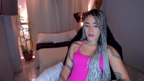 Snapshot of vayolett_bass chatting on 05.24.26 Vayolett Bass online show from 05.24.26