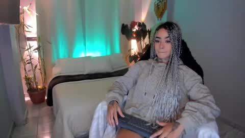 Snapshot of vayolett_bass chatting on 05.28.26 Vayolett Bass online show from 05.28.26