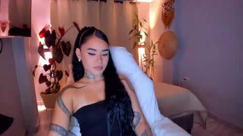Snapshot of vayolett_bass chatting on 06.25.26 Vayolett Bass online show from 06.25.26